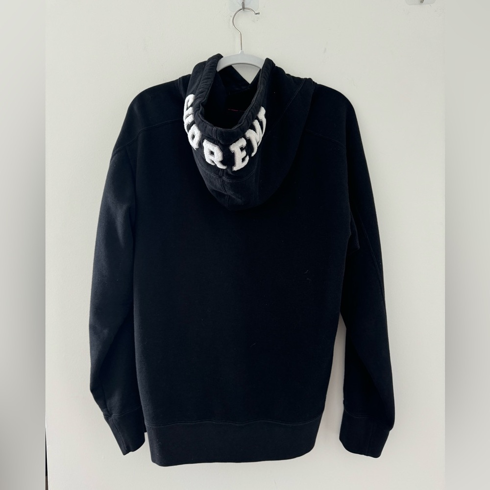 Men’s black SUPREME hoodie